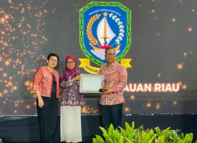 
					Kepri meraih penghargaan sebagai Provinsi dengan Kinerja Penuh dari Lembaga Kebijakan Pengadaan Barang/Jasa Pemerintah (LKPP).