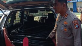 Wakapolresta Tanjungpinang AKBP Farouk Oktora, S.H., S.I.K. saat memperlihatkan barang bukti kabel yang diamankan dari tersangka pencurian, Jumat (14/08)