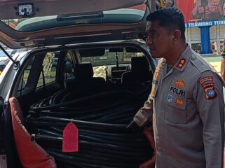 Wakapolresta Tanjungpinang AKBP Farouk Oktora, S.H., S.I.K. saat memperlihatkan barang bukti kabel yang diamankan dari tersangka pencurian, Jumat (14/08)