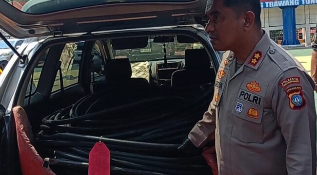 Wakapolresta Tanjungpinang AKBP Farouk Oktora, S.H., S.I.K. saat memperlihatkan barang bukti kabel yang diamankan dari tersangka pencurian, Jumat (14/08)