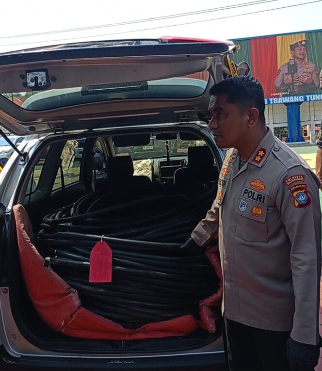 
					Wakapolresta Tanjungpinang AKBP Farouk Oktora, S.H., S.I.K. saat memperlihatkan barang bukti kabel yang diamankan dari tersangka pencurian, Jumat (14/08)