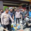 Wakapolresta Tanjungpinang AKBP Farouk Oktora, S.H., S.I.K didampingi Kasat Reskrim Polresta Tanjungpinang, Kasi Humas, Kanit Jatanras saat memperlihatkan barang bukti besi hasil curian pelaku, Jumat (14/08)