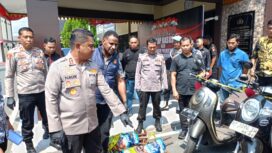 Wakapolresta Tanjungpinang AKBP Farouk Oktora, S.H., S.I.K didampingi Kasat Reskrim Polresta Tanjungpinang, Kasi Humas, Kanit Jatanras saat memperlihatkan barang bukti besi hasil curian pelaku, Jumat (14/08)
