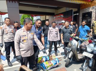 Wakapolresta Tanjungpinang AKBP Farouk Oktora, S.H., S.I.K didampingi Kasat Reskrim Polresta Tanjungpinang, Kasi Humas, Kanit Jatanras saat memperlihatkan barang bukti besi hasil curian pelaku, Jumat (14/08)