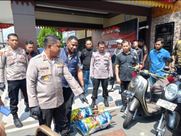 Wakapolresta Tanjungpinang AKBP Farouk Oktora, S.H., S.I.K didampingi Kasat Reskrim Polresta Tanjungpinang, Kasi Humas, Kanit Jatanras saat memperlihatkan barang bukti besi hasil curian pelaku, Jumat (14/08)