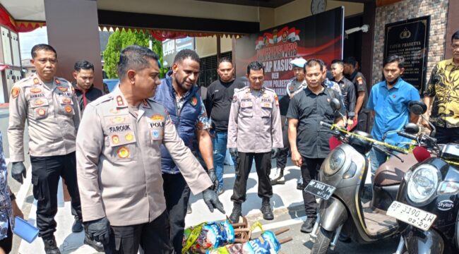 Wakapolresta Tanjungpinang AKBP Farouk Oktora, S.H., S.I.K didampingi Kasat Reskrim Polresta Tanjungpinang, Kasi Humas, Kanit Jatanras saat memperlihatkan barang bukti besi hasil curian pelaku, Jumat (14/08)