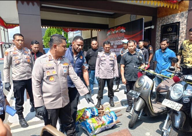 
					Wakapolresta Tanjungpinang AKBP Farouk Oktora, S.H., S.I.K didampingi Kasat Reskrim Polresta Tanjungpinang, Kasi Humas, Kanit Jatanras saat memperlihatkan barang bukti besi hasil curian pelaku, Jumat (14/08)