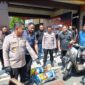 Wakapolresta Tanjungpinang AKBP Farouk Oktora, S.H., S.I.K didampingi Kasat Reskrim Polresta Tanjungpinang, Kasi Humas, Kanit Jatanras saat memperlihatkan barang bukti besi hasil curian pelaku, Jumat (14/08)