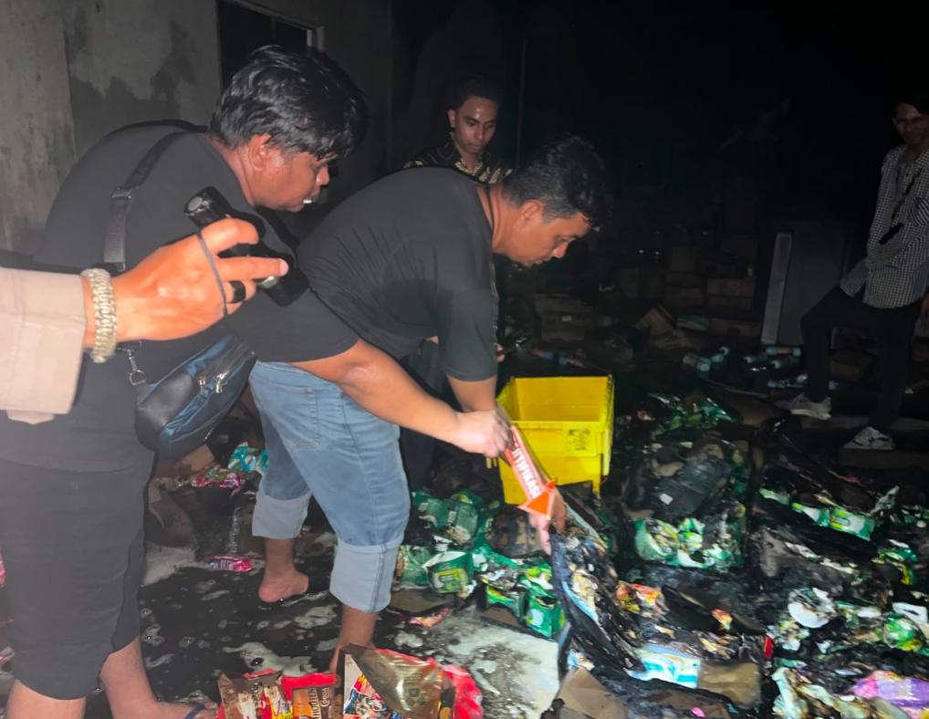 Kebakaran Lantai Dua Alfamart di Tanjung Uban, Polisi Bergerak Cepat Padamkan Api