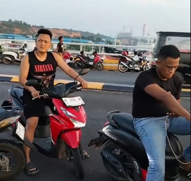 Diduga Ada Pungutan Liar di Atas Jembatan Barelang, Pengendara Keberatan hingga Terjadi Cekcok Diduga Ada Pungutan Liar di Atas Jembatan Barelang, Pengendara Keberatan hingga Terjadi Cekcok