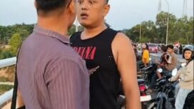 Kedua orang pemuda terlibat cekcok akibat dugaan Pungli Parkir di jembatan Barelang yang beredar di media sosial, Selasa (18/08)