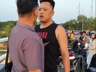 Kedua orang pemuda terlibat cekcok akibat dugaan Pungli Parkir di jembatan Barelang yang beredar di media sosial, Selasa (18/08)