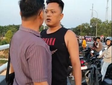 Kedua orang pemuda terlibat cekcok akibat dugaan Pungli Parkir di jembatan Barelang yang beredar di media sosial, Selasa (18/08)
