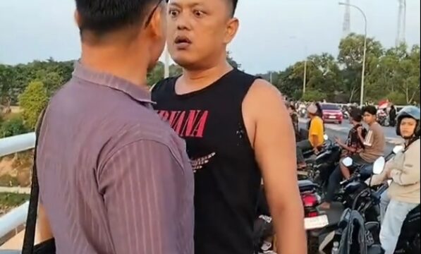 Kedua orang pemuda terlibat cekcok akibat dugaan Pungli Parkir di jembatan Barelang yang beredar di media sosial, Selasa (18/08)