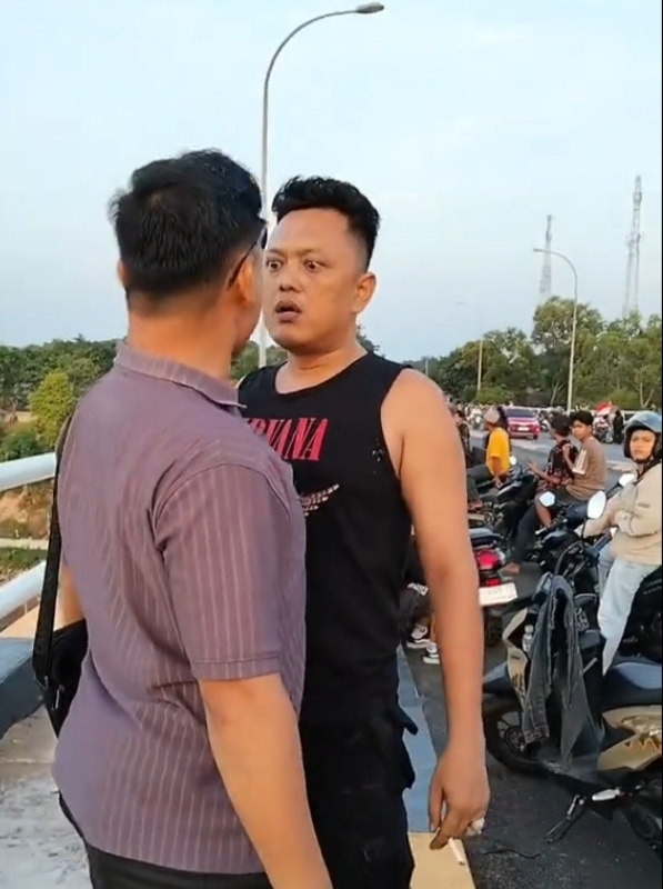 Kedua orang pemuda terlibat cekcok akibat dugaan Pungli Parkir di jembatan Barelang yang beredar di media sosial, Selasa (18/08)