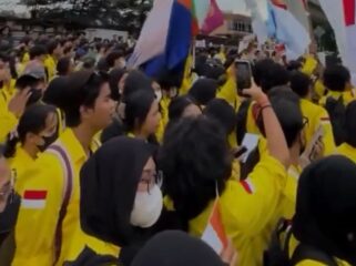 Aksi Mahasiswa UI yang menuntut Evalube program pemerintah 