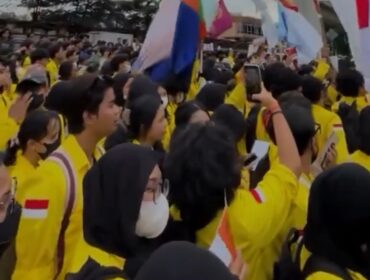 Aksi Mahasiswa UI yang menuntut Evalube program pemerintah 