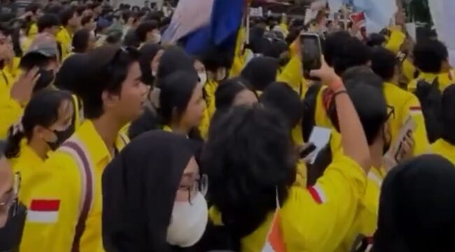 Aksi Mahasiswa UI yang menuntut Evalube program pemerintah 