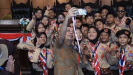 Anggota Dewan Perwakilan Daerah (DPD) RI asal daerah pemilihan Kepulauan Riau (Kepri), Dharma Setiawan, menyambut kedatangan 38 anggota Pramuka beserta Pimpinan Kontingen (Pinkon) Pemantauan Jambore Nasional (Jamnas) ke-12 asal Kabupaten Kepulauan Anambas di Ruang Sidang Paripurna DPD RI,