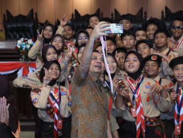 Anggota Dewan Perwakilan Daerah (DPD) RI asal daerah pemilihan Kepulauan Riau (Kepri), Dharma Setiawan, menyambut kedatangan 38 anggota Pramuka beserta Pimpinan Kontingen (Pinkon) Pemantauan Jambore Nasional (Jamnas) ke-12 asal Kabupaten Kepulauan Anambas di Ruang Sidang Paripurna DPD RI,