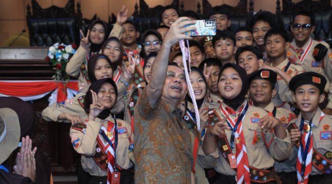 Anggota Dewan Perwakilan Daerah (DPD) RI asal daerah pemilihan Kepulauan Riau (Kepri), Dharma Setiawan, menyambut kedatangan 38 anggota Pramuka beserta Pimpinan Kontingen (Pinkon) Pemantauan Jambore Nasional (Jamnas) ke-12 asal Kabupaten Kepulauan Anambas di Ruang Sidang Paripurna DPD RI,