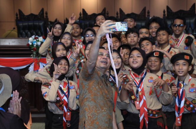
					Anggota Dewan Perwakilan Daerah (DPD) RI asal daerah pemilihan Kepulauan Riau (Kepri), Dharma Setiawan, menyambut kedatangan 38 anggota Pramuka beserta Pimpinan Kontingen (Pinkon) Pemantauan Jambore Nasional (Jamnas) ke-12 asal Kabupaten Kepulauan Anambas di Ruang Sidang Paripurna DPD RI,