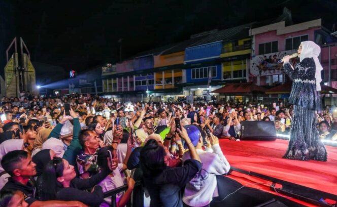 
					Penampilan artis ibukota pada puncak Perayaan Festival Kopi Merdeka 2026 