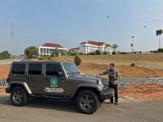 Kendaraan dinas operasional Jeep milik DPMD Dukcapil Provinsi Kepri tercatat tanpa nomor rangka resmi dalam KIB akibat migrasi sistem data.(Ilustrasi by wae)