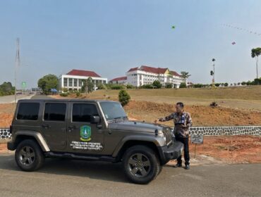 Kendaraan dinas operasional Jeep milik DPMD Dukcapil Provinsi Kepri tercatat tanpa nomor rangka resmi dalam KIB akibat migrasi sistem data.(Ilustrasi by wae)