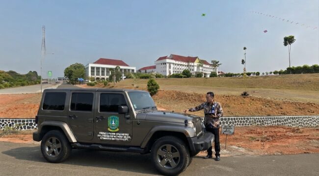 Kendaraan dinas operasional Jeep milik DPMD Dukcapil Provinsi Kepri tercatat tanpa nomor rangka resmi dalam KIB akibat migrasi sistem data.(Ilustrasi by wae)