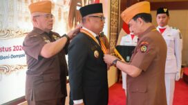Wakil Gubernur Kepulauan Riau (Kepri) Nyanyang Haris Pratamura menerima Anugerah Bintang Veteran Republik Indonesia dari Dewan Pimpinan Pusat Legiun Veteran Republik Indonesia (DPP LVRI).
