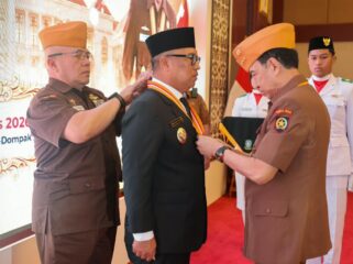 Wakil Gubernur Kepulauan Riau (Kepri) Nyanyang Haris Pratamura menerima Anugerah Bintang Veteran Republik Indonesia dari Dewan Pimpinan Pusat Legiun Veteran Republik Indonesia (DPP LVRI).