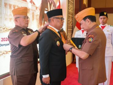 Wakil Gubernur Kepulauan Riau (Kepri) Nyanyang Haris Pratamura menerima Anugerah Bintang Veteran Republik Indonesia dari Dewan Pimpinan Pusat Legiun Veteran Republik Indonesia (DPP LVRI).
