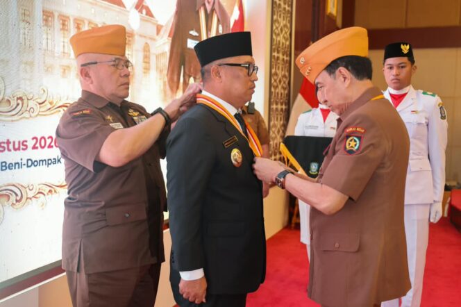 
					Wakil Gubernur Kepulauan Riau (Kepri) Nyanyang Haris Pratamura menerima Anugerah Bintang Veteran Republik Indonesia dari Dewan Pimpinan Pusat Legiun Veteran Republik Indonesia (DPP LVRI).