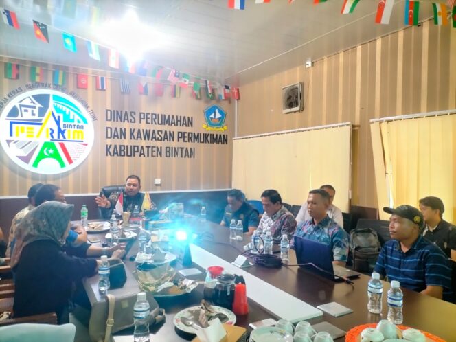 
					Kepala Dinas Perkim Bintan, M. Irzan, saat memimpin rapat, Kamis (10/09) F-Yuli