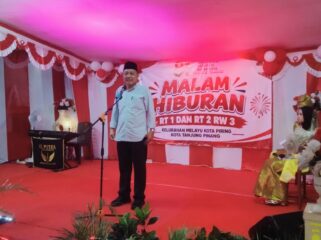 Asisten III Pemerintah Provinsi Kepri, Junaidi, mewakili Wagub Kepri, Nyanyang Haris Pratamura di acara Puncak Perayaan HUT RI ke 81 Waga Kijang Lama, Kelurahan Melayu Kota Piring, Kecamatan Tanjungpinang Timur, Kota Tanjungpinang, Sabtu (12/09) malam