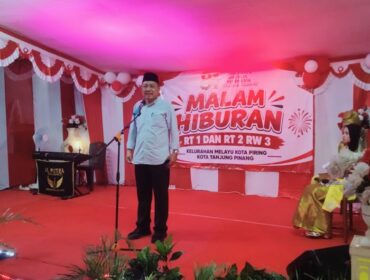Asisten III Pemerintah Provinsi Kepri, Junaidi, mewakili Wagub Kepri, Nyanyang Haris Pratamura di acara Puncak Perayaan HUT RI ke 81 Waga Kijang Lama, Kelurahan Melayu Kota Piring, Kecamatan Tanjungpinang Timur, Kota Tanjungpinang, Sabtu (12/09) malam