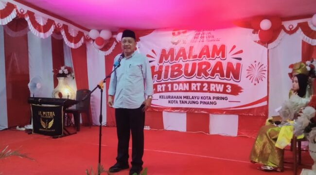 Asisten III Pemerintah Provinsi Kepri, Junaidi, mewakili Wagub Kepri, Nyanyang Haris Pratamura di acara Puncak Perayaan HUT RI ke 81 Waga Kijang Lama, Kelurahan Melayu Kota Piring, Kecamatan Tanjungpinang Timur, Kota Tanjungpinang, Sabtu (12/09) malam