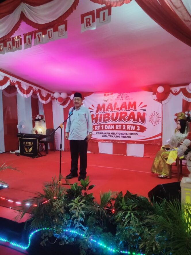 
					Asisten III Pemerintah Provinsi Kepri, Junaidi, mewakili Wagub Kepri, Nyanyang Haris Pratamura di acara Puncak Perayaan HUT RI ke 81 Waga Kijang Lama, Kelurahan Melayu Kota Piring, Kecamatan Tanjungpinang Timur, Kota Tanjungpinang, Sabtu (12/09) malam