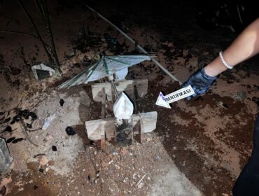 Anggota Kepolisian saat melakukan olah TKP terhadap makan bayi yang telah dibongkar dan Jenazahnya hilang, Minggu (20/09) F-Yuli