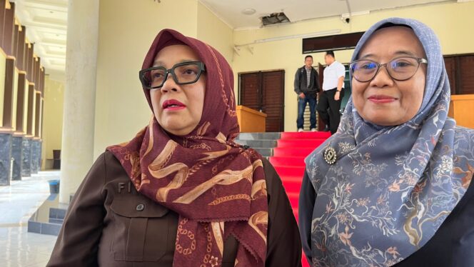 
					Kiri, Ketua DPRD Bintan, Fiven Sumanti
