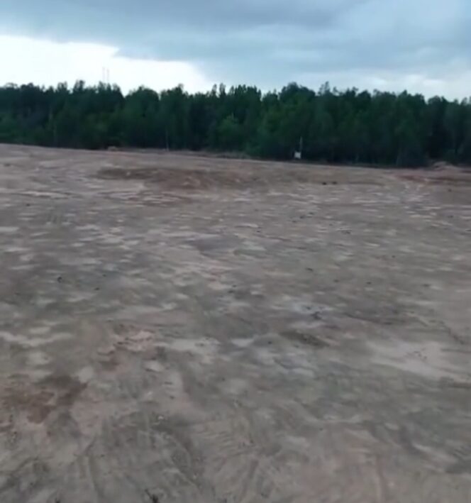 
					Lahan yang berada didalam Kawasan Hutan Produksi di Jembatan Dompak, Kelurahan Dompak, ditimbun tanpa mengantongi izin Pemanfaatan Kawasan Hutan,