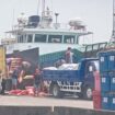 Aktivitas pemuatan belasan ton beras di Pelabuhan Sri Payung, Kijang Lama, Kota Tanjungpinang, Kepulauan Riau, Jumat (04/09) siang.