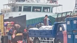 Aktivitas pemuatan belasan ton beras di Pelabuhan Sri Payung, Kijang Lama, Kota Tanjungpinang, Kepulauan Riau, Jumat (04/09) siang.