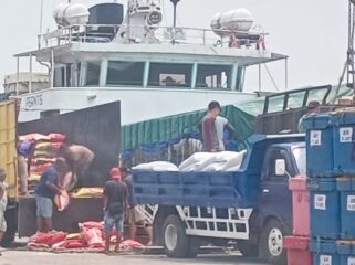 Aktivitas pemuatan belasan ton beras di Pelabuhan Sri Payung, Kijang Lama, Kota Tanjungpinang, Kepulauan Riau, Jumat (04/09) siang.