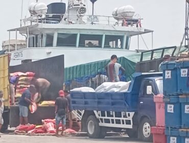 Aktivitas pemuatan belasan ton beras di Pelabuhan Sri Payung, Kijang Lama, Kota Tanjungpinang, Kepulauan Riau, Jumat (04/09) siang.