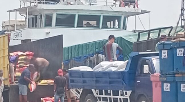 Aktivitas pemuatan belasan ton beras di Pelabuhan Sri Payung, Kijang Lama, Kota Tanjungpinang, Kepulauan Riau, Jumat (04/09) siang.