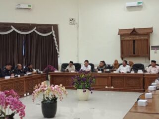 Rapat Dengar Pendapat (RDP) Komisi II DPRD Kota Tanjungpinang bersama sejumlah instansi terkait membahas aktivitas muatan KM Kalimas Utama yang diberangkatkan dari Pelabuhan Sri Payung, Kijang Lama, Kota Tanjungpinang.