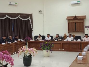 Rapat Dengar Pendapat (RDP) Komisi II DPRD Kota Tanjungpinang bersama sejumlah instansi terkait membahas aktivitas muatan KM Kalimas Utama yang diberangkatkan dari Pelabuhan Sri Payung, Kijang Lama, Kota Tanjungpinang.