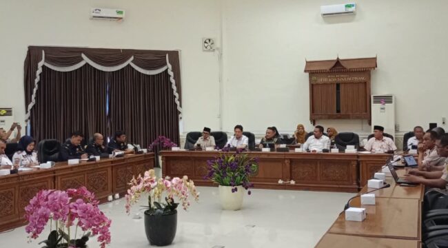 Rapat Dengar Pendapat (RDP) Komisi II DPRD Kota Tanjungpinang bersama sejumlah instansi terkait membahas aktivitas muatan KM Kalimas Utama yang diberangkatkan dari Pelabuhan Sri Payung, Kijang Lama, Kota Tanjungpinang.